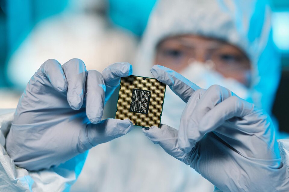 Kolaborasi dengan AMD, Microsoft akan Ciptakan Chip AI Sendiri?
