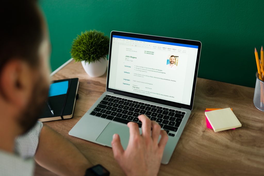 Elon Musk Rilis ‘Twitter Hiring’ untuk Bersaing dengan LinkedIn Elon Musk Rilis 'Twitter Hiring' untuk Bersaing dengan LinkedIn