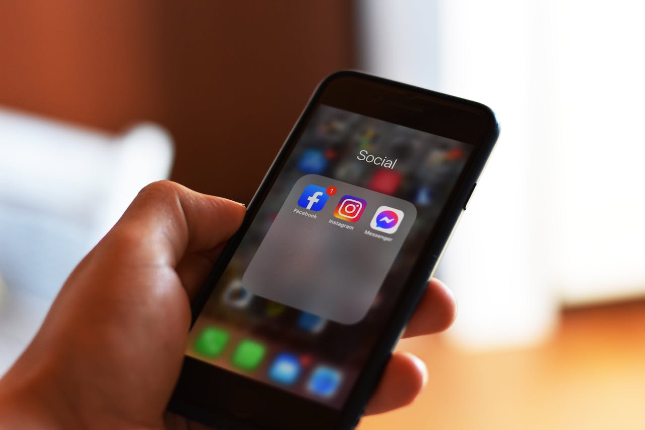Meta Resmi Berhentikan Pesan Antar-Platform antara Instagram dan Facebook Meta Resmi Berhentikan Pesan Antar-Platform antara Instagram dan Facebook