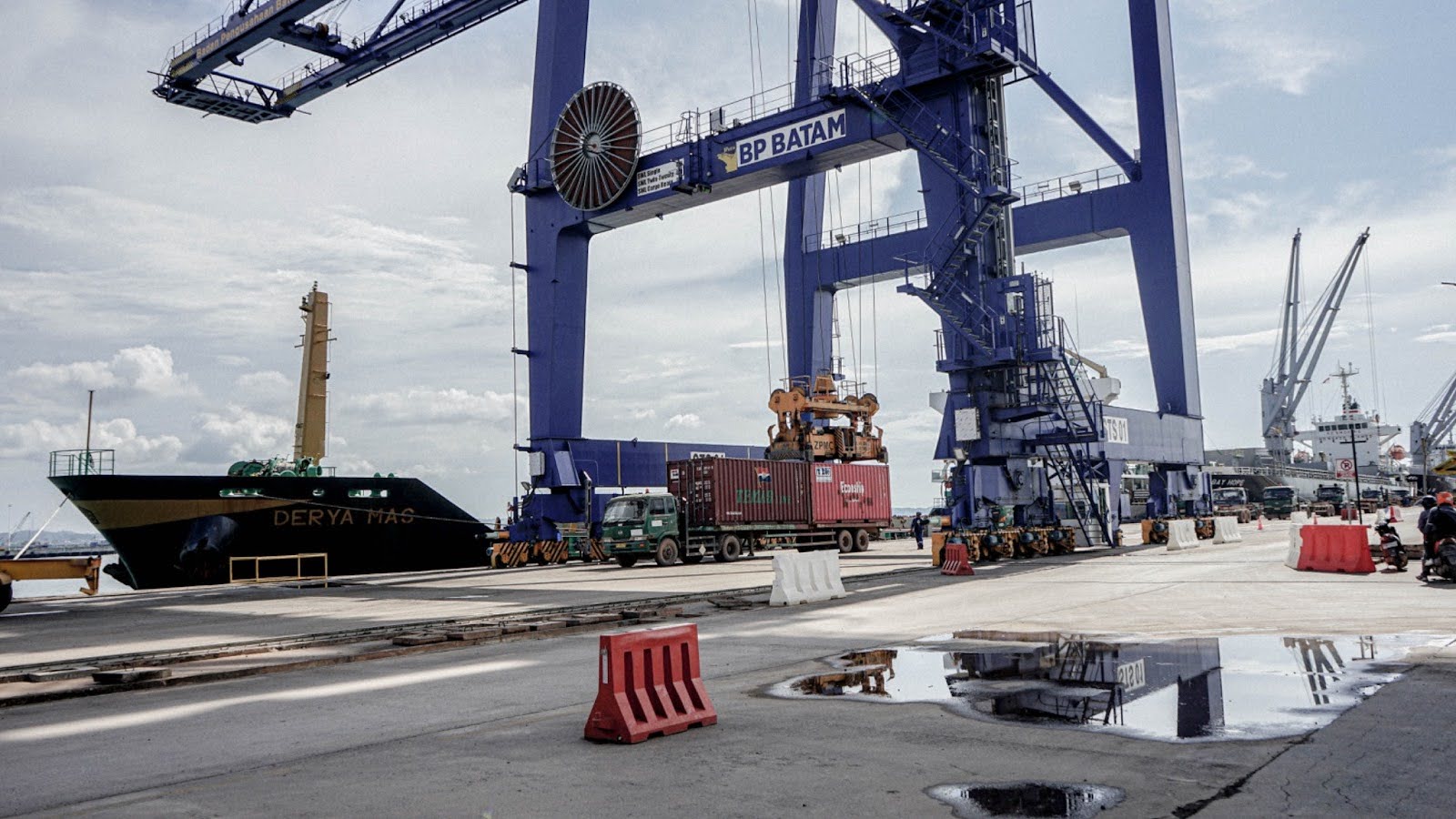 Sandbox Maritime Solutions: Digitalisasi Terminal Peti Kemas Indonesia dengan Solusi Teknologi Anak Bangsa Sandbox Maritime Solutions: Digitalisasi Terminal Peti Kemas Indonesia dengan Solusi Teknologi Anak Bangsa
