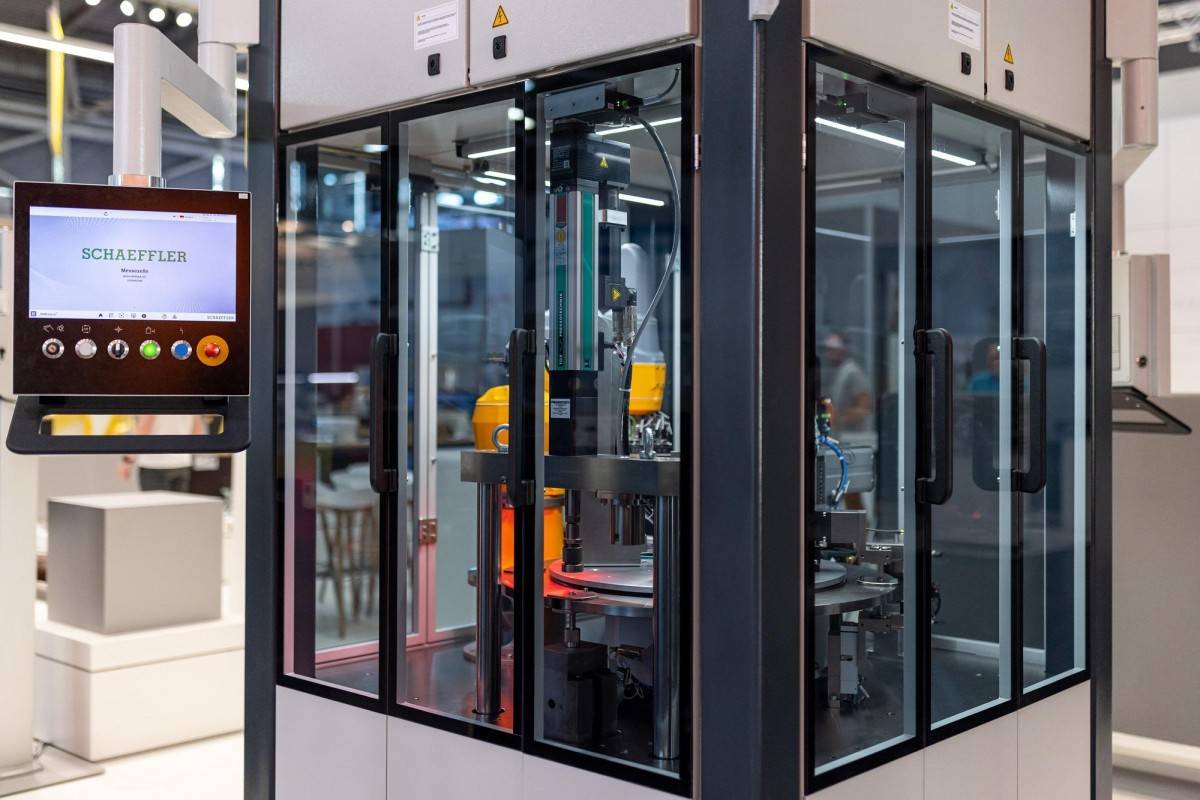 Transformasi Digital Menyeluruh yang Lebih dari Sekadar Alat Schaeffler menggunakan asisten berbasis AI “Siemens Industrial Copilot” untuk menghasilkan kode untuk programmable logic controllers (PLC) di mesin produksi. Foto: Schaeffler