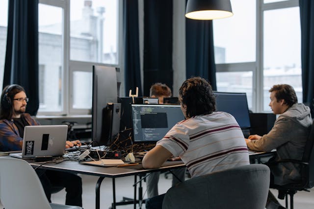 Menerapkan Standar Global dalam Outsourcing: Pandangan CTO dan COO tentang Kolaborasi dan Teknologi Menerapkan Standar Global dalam Outsourcing: Pandangan CTO dan COO tentang Kolaborasi dan Teknologi